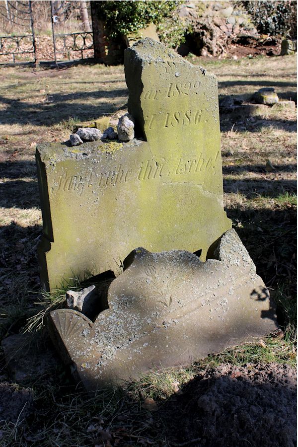 Grabstein Nummer 18 auf dem Friedhof Groß Neuendorf