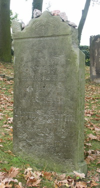 Grabstein Nummer 33 auf dem Friedhof Groß Neuendorf