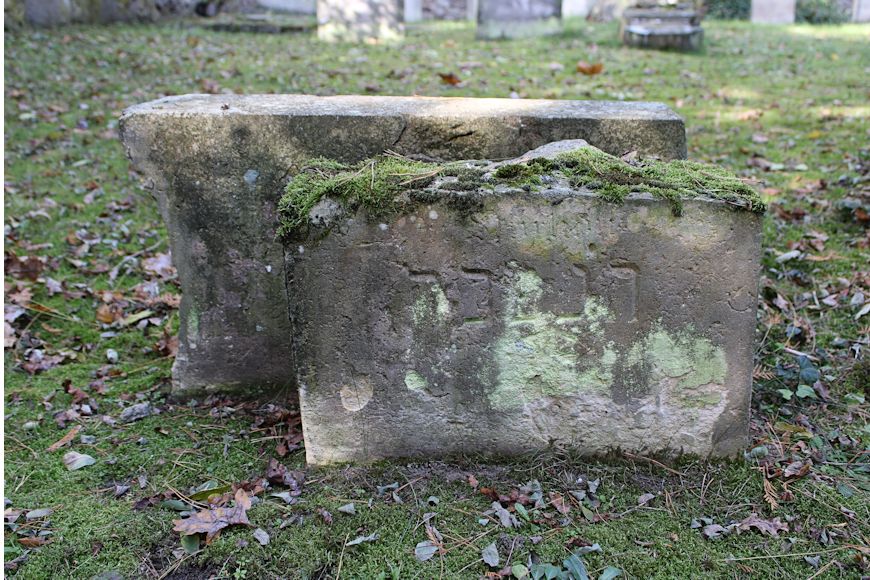 Grabstein Nummer 102 auf dem Friedhof Storkow