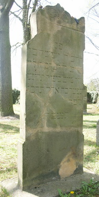 Grabstein Nummer 30 auf dem Friedhof Groß Neuendorf