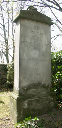 Grabstein Nummer 12 auf dem Friedhof Groß Neuendorf