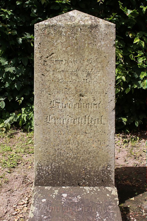 Grabstein Nummer 1 auf dem Friedhof Neuruppin