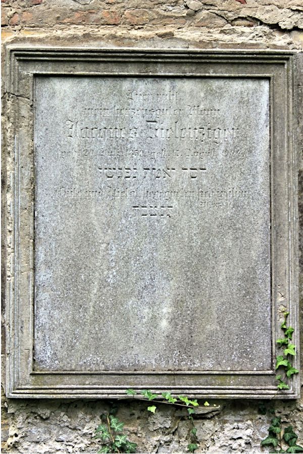 Grabstein Nummer 4631 auf dem Friedhof Potsdam