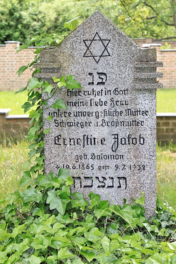 Grabstein Nummer 493 auf dem Friedhof Potsdam