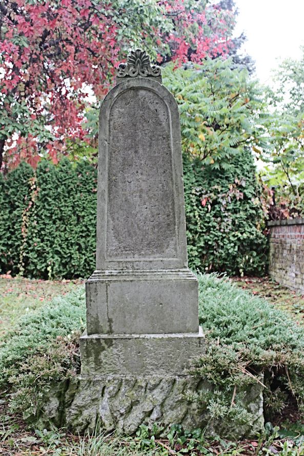 Grabstein Nummer 8 auf dem Friedhof Trebbin
