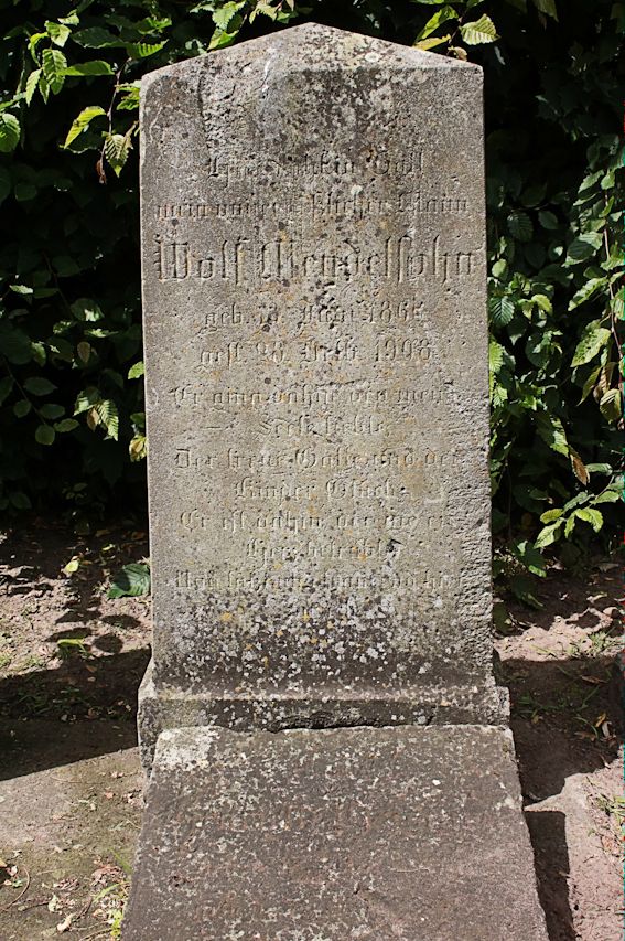 Grabstein Nummer 4 auf dem Friedhof Neuruppin