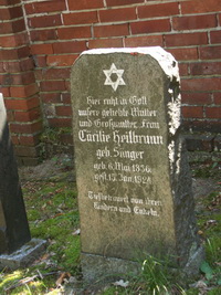 Grabstein Nummer 12 auf dem Friedhof Rathenow