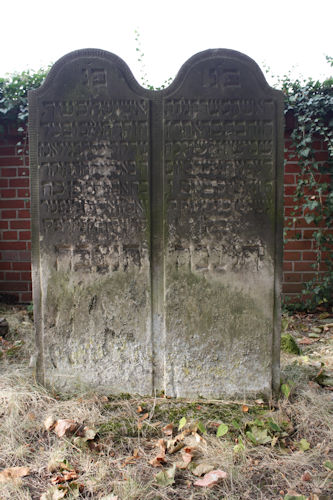 Grabstein Nummer 10 auf dem Friedhof Beelitz