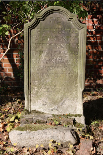 Grabstein Nummer 7 auf dem Friedhof Beelitz