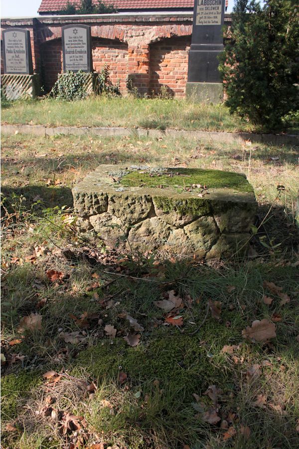 Grabstein Nummer 73 auf dem Friedhof Guben