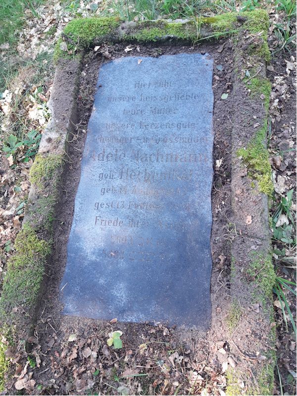 Grabstein Nummer 1 auf dem Friedhof Beeskow