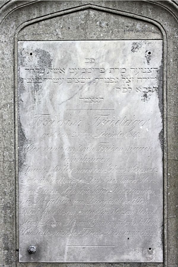 Grabstein Nummer 4411 auf dem Friedhof Potsdam