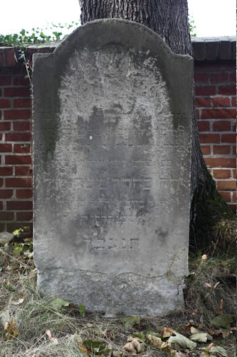Grabstein Nummer 13 auf dem Friedhof Beelitz