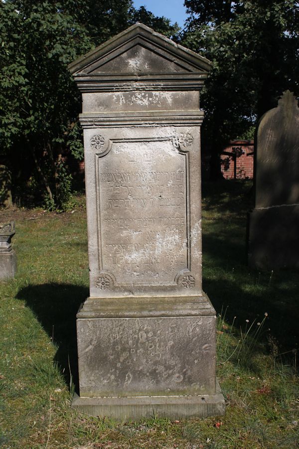 Grabstein Nummer 30 auf dem Friedhof Guben