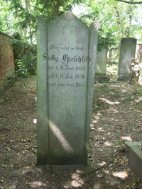 Grabstein Nummer 16 auf dem Friedhof Lindow