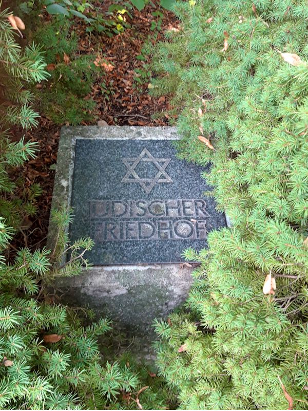 Grabstein Nummer 16 auf dem Friedhof Eisenhüttenstadt
