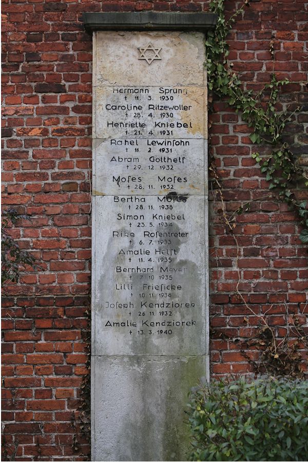 Grabstein Nummer 11 auf dem Friedhof Brandenburg