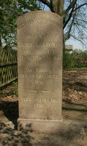 Grabstein Nummer 1 auf dem Friedhof Friesack