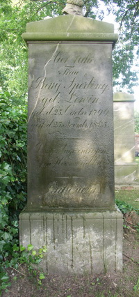 Grabstein Nummer 12 auf dem Friedhof Groß Neuendorf