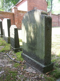 Grabstein Nummer 8 auf dem Friedhof Rathenow