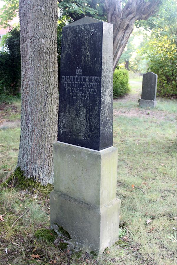 Grabstein Nummer 102 auf dem Friedhof Guben