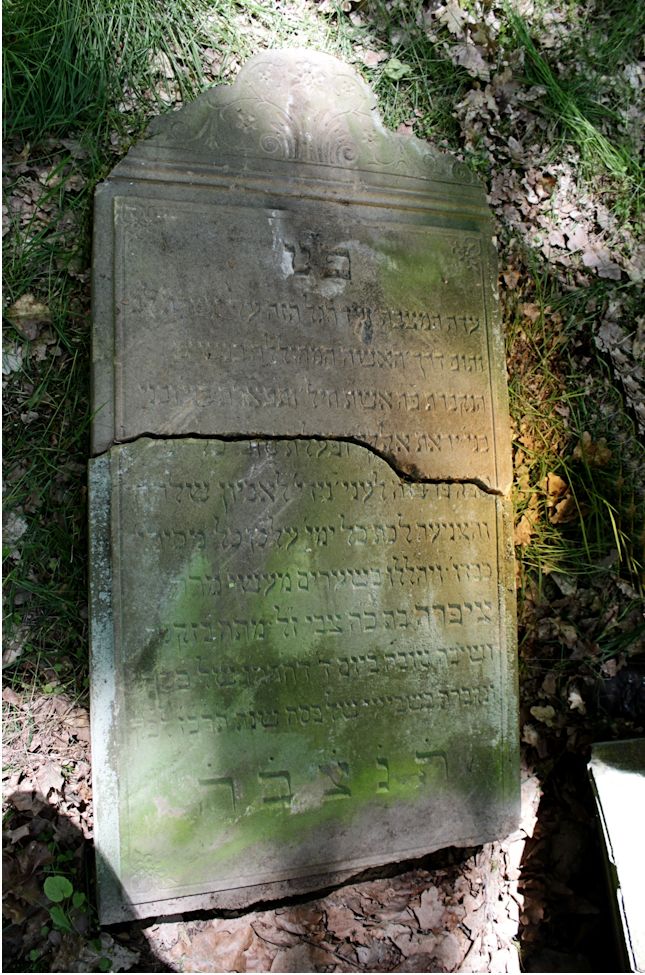 Grabstein Nummer 104 auf dem Friedhof Bledzew (Blesen)