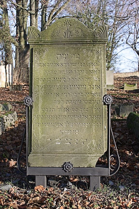 Grabstein Nummer 4 auf dem Friedhof Witnica (Vietz)