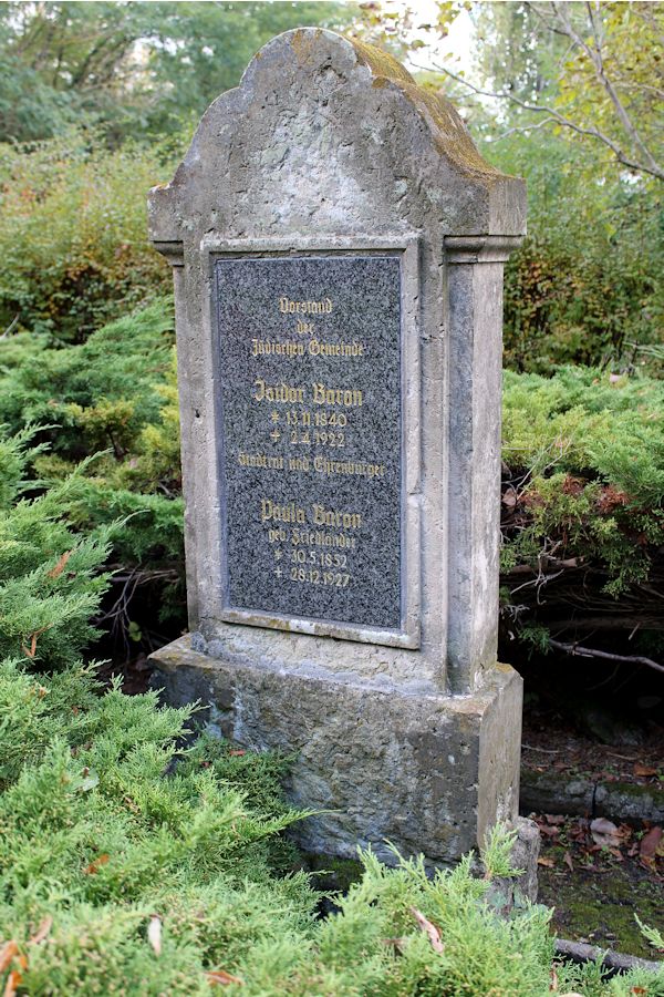 Grabstein Nummer 12 auf dem Friedhof Eisenhüttenstadt