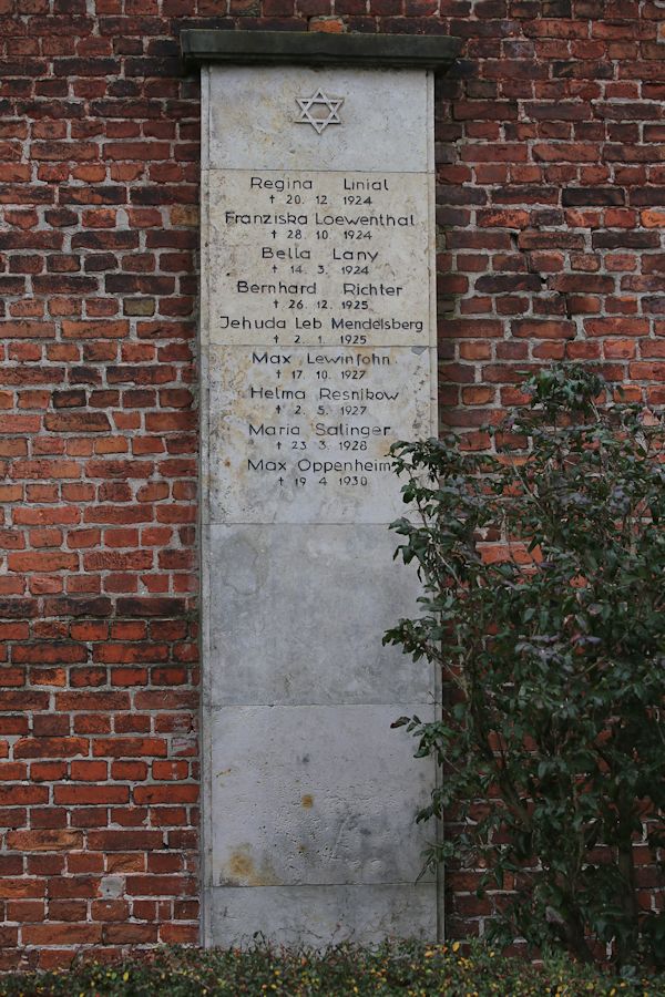 Grabstein Nummer 10 auf dem Friedhof Brandenburg