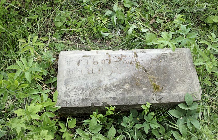 Grabstein Nummer 1 auf dem Friedhof Dębno (Neudamm)