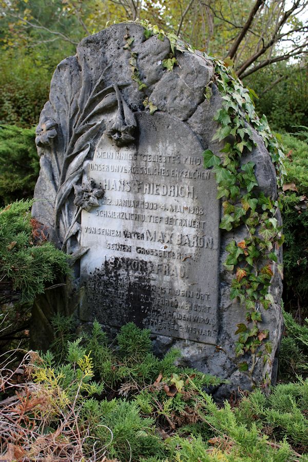 Grabstein Nummer 13 auf dem Friedhof Eisenhüttenstadt