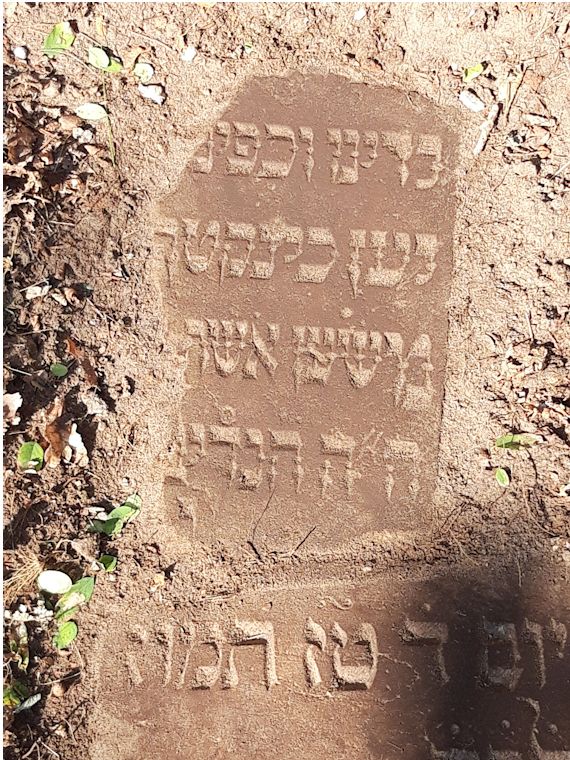 Grabstein Nummer 32 auf dem Friedhof Beeskow