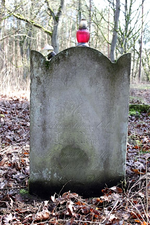 Grabstein Nummer 27 auf dem Friedhof Bledzew (Blesen)