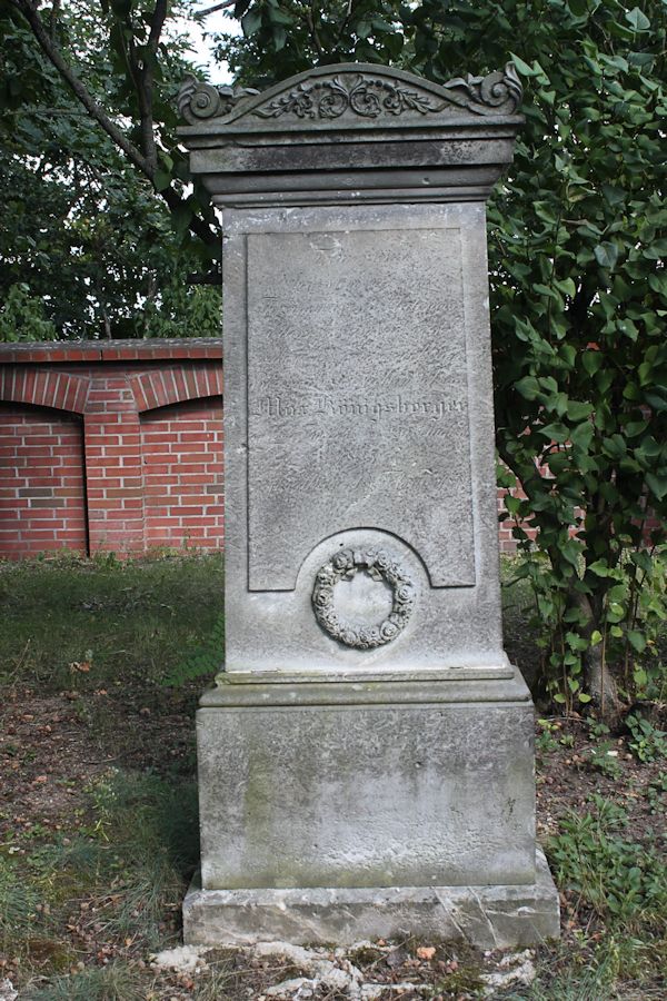 Grabstein Nummer 4 auf dem Friedhof Guben