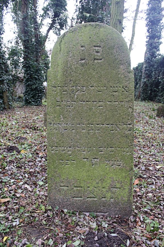 Grabstein Nummer 3 auf dem Friedhof Moryń (Mohrin)