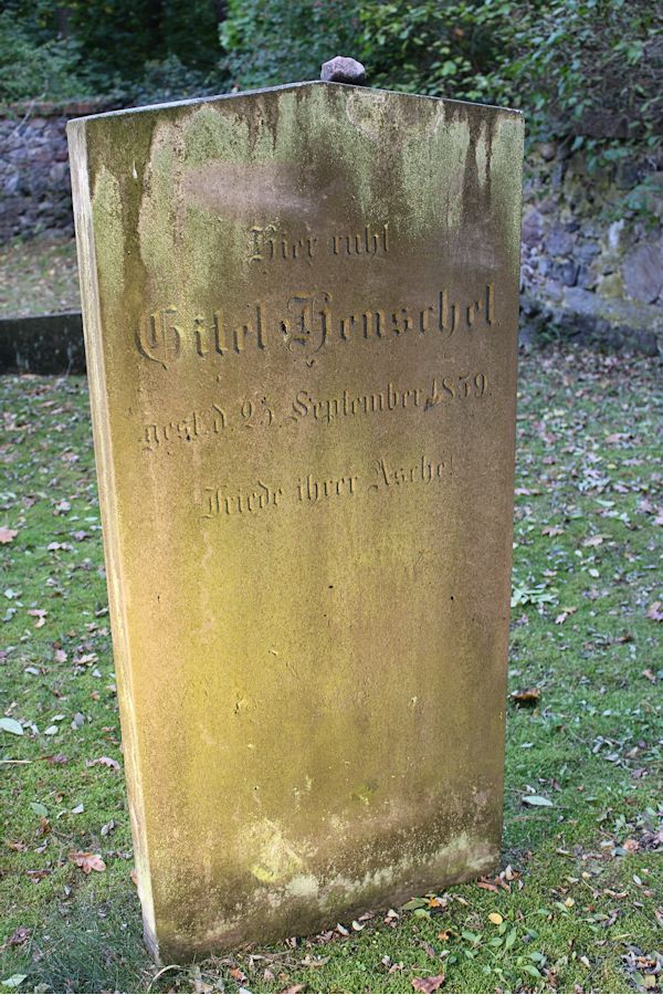 Grabstein Nummer 83 auf dem Friedhof Storkow