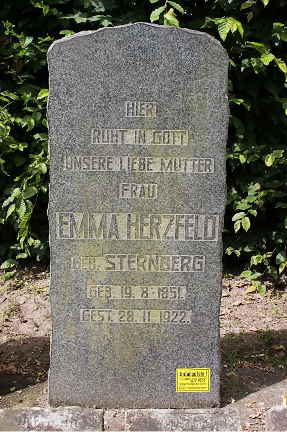 Grabstein Nummer 2 auf dem Friedhof Neuruppin
