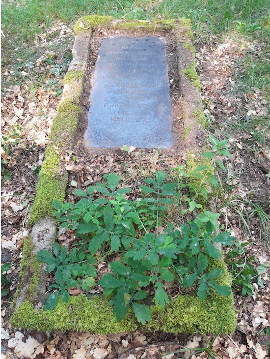 Grabstein Nummer 1 auf dem Friedhof Beeskow