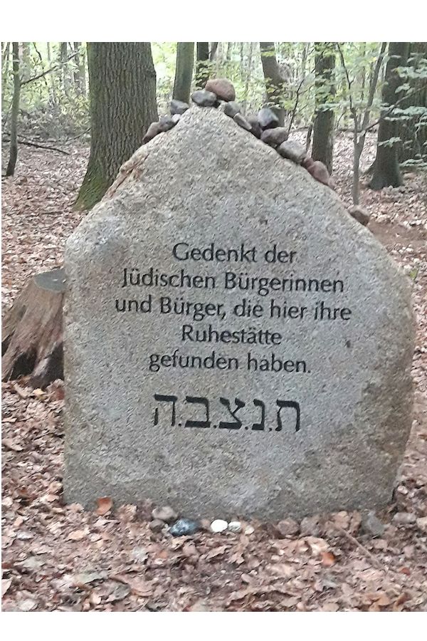 Grabstein Nummer 23 auf dem Friedhof Neuruppin