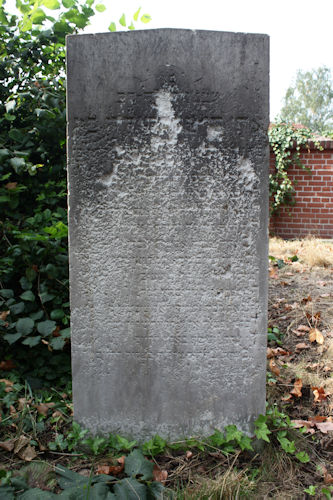 Grabstein Nummer 17 auf dem Friedhof Beelitz