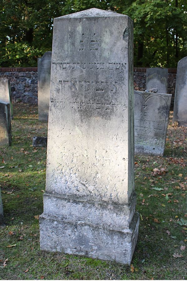 Grabstein Nummer 48 auf dem Friedhof Storkow
