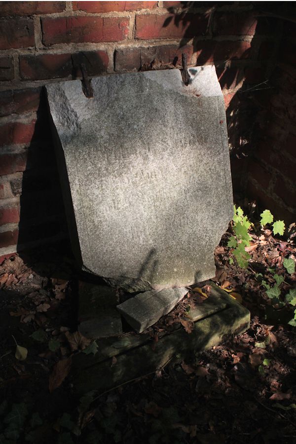 Grabstein Nummer 70 auf dem Friedhof Guben