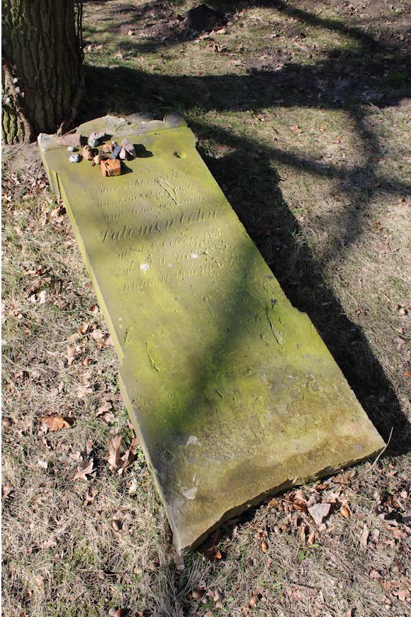 Grabstein Nummer 25 auf dem Friedhof Groß Neuendorf