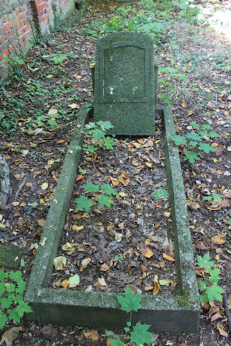 Grabstein Nummer 1 auf dem Friedhof Lindow