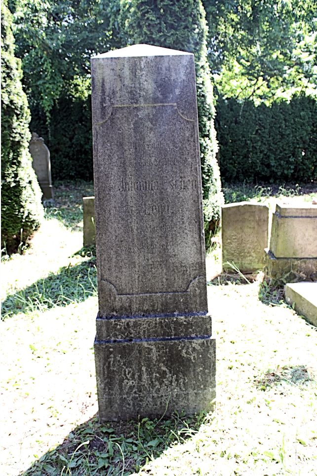 Grabstein Nummer 10 auf dem Friedhof Trebbin