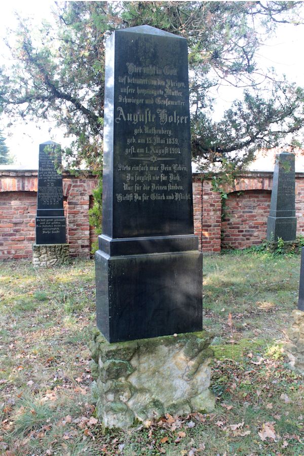 Grabstein Nummer 79 auf dem Friedhof Guben