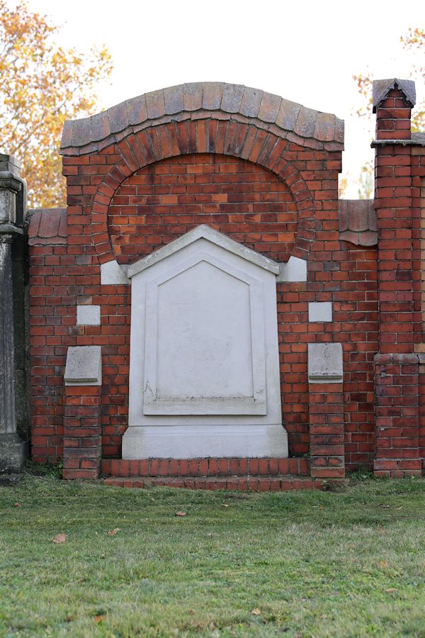 Grabstein Nummer 13 auf dem Friedhof Brandenburg