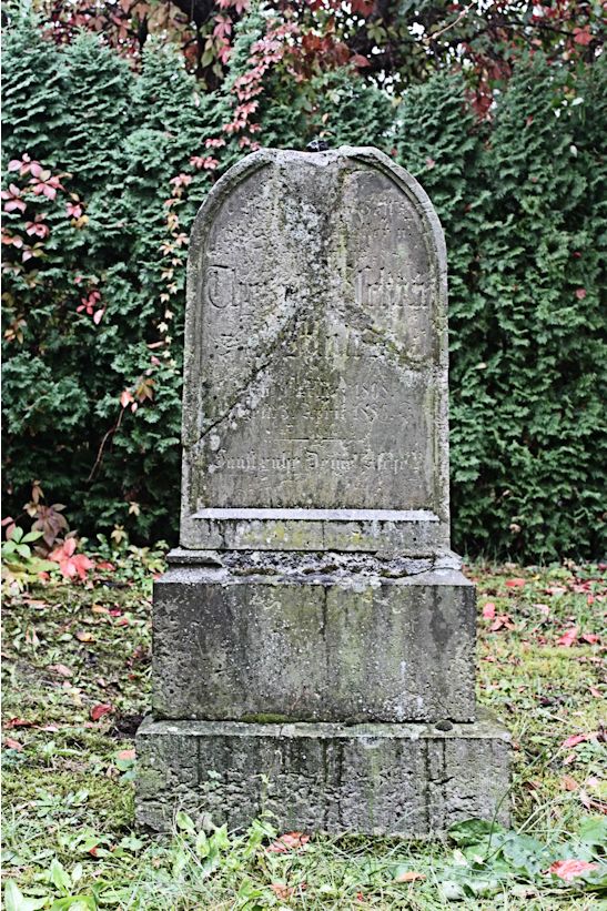 Grabstein Nummer 1 auf dem Friedhof Trebbin