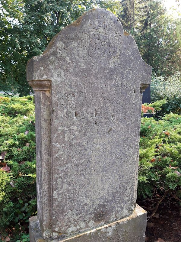 Grabstein Nummer 12 auf dem Friedhof Eisenhüttenstadt