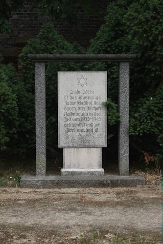 Grabstein Nummer 1 auf dem Friedhof Cottbus 1